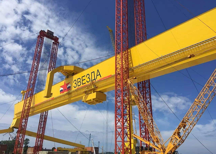 俄罗斯红星船厂1200吨230米龙门起重机提升